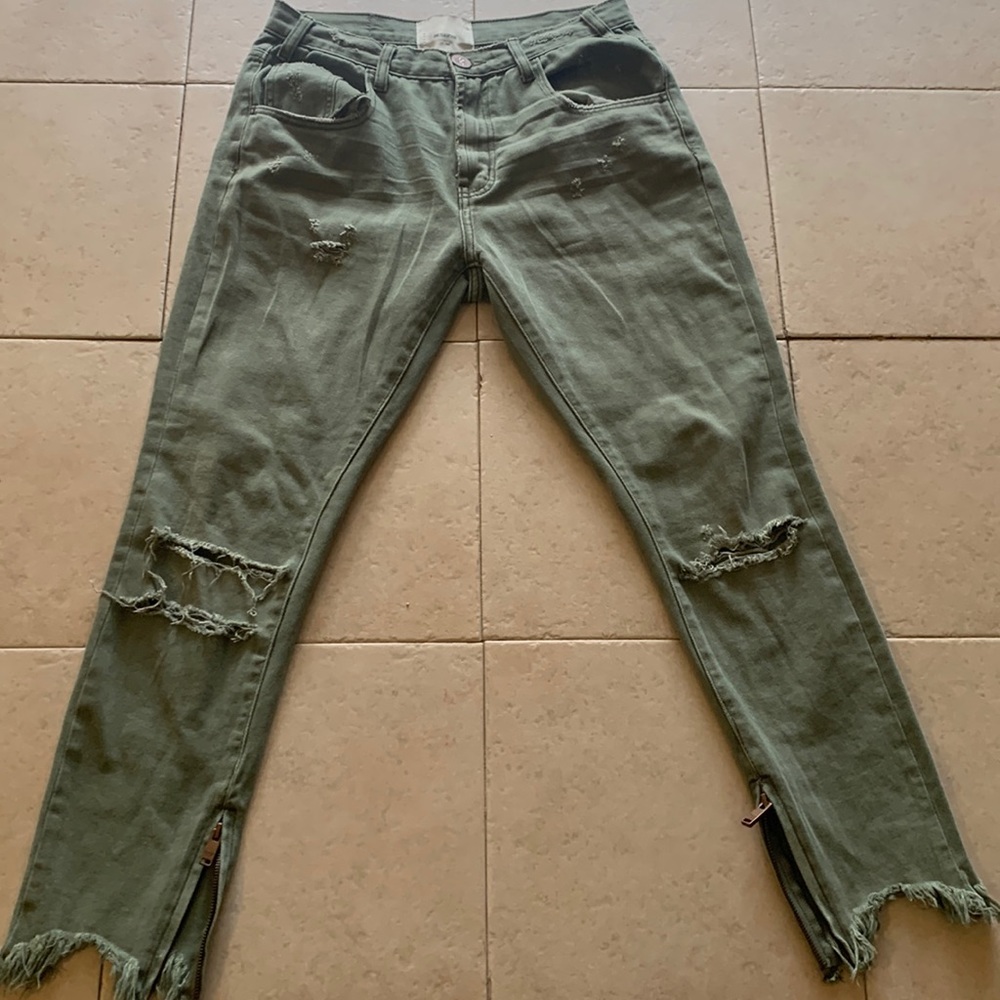 One Teaspoon distressed army denim with zipper at ankle. Size 30